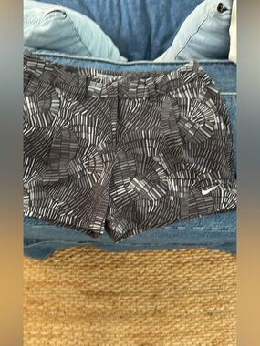 Nike Golf Women's Black & White Geometric Shorts Dri-Fit